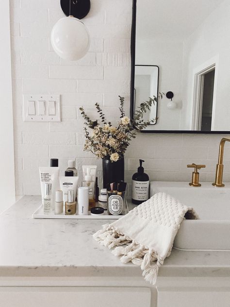 Small Bathroom Counter Decor, Scandinavian Bathroom Decor, Town Apartment, Bathroom Counter Decor Ideas, Bathroom Counter Decor, Bathtub Decor, West Town, Counter Decor, Bathroom Counters