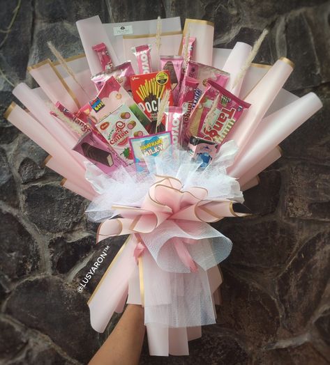 Bucket Snack Graduation, Bucket Snack Pink, Bouquet Snack Aesthetic, Buket Jajan Aesthetic, Buket Snack Aesthetic, Bouqet Snack, Bucket Wisuda, Graduation Flower Bouquet, Snack Bouquet