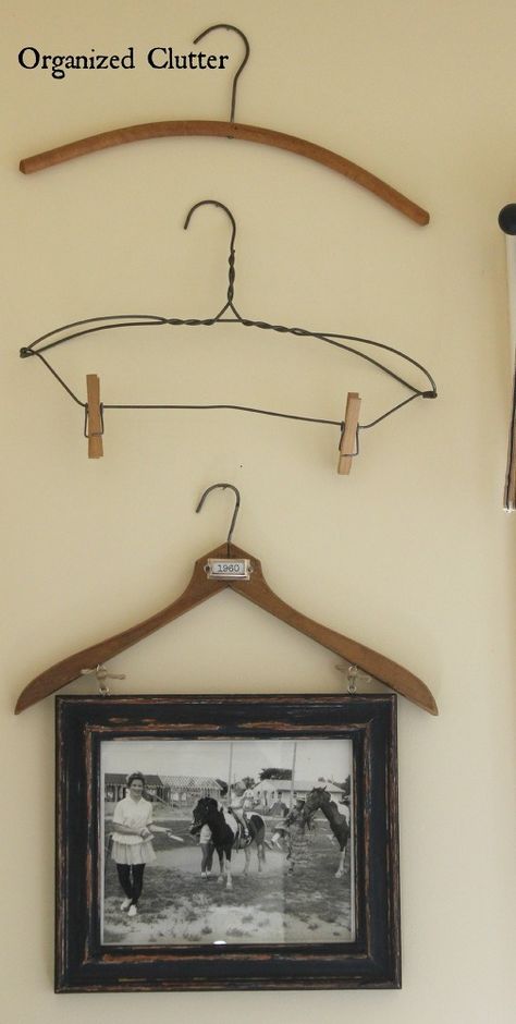 Vintage Clothes Hanger & Frame Photo Display Hanger Art, Diy Clothes Hangers, Vintage Hangers, Hanger Crafts, Ideas Clothes, Hanger Diy, Funky Home Decor, Barn Wood Frames, Foto Tips