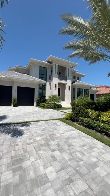 Chris and Kara Resop | Naples Florida Luxury Real Estate on Instagram: "Would you move to Naples, Florida to live in this $14,995,000 timeless mansion?  This mansion overlooking the serene Inner Doctors Bay is where elegance meets contemporary design. Situated near the prestigious Venetian Village, the home offers a waterfront lifestyle, beautiful views, and thoughtful interiors.  The flow between indoor and outdoor spaces and the expansive windows ensure that the views are visible from every corner. A boater’s dream comes true, it allows effortless water exploration.  3841 Crayton Rd, Naples, Florida 5 Beds • 6 baths • 6,031 Sq. Ft. Listed at $14,995,000 by @theresopteam   Follow to see more luxury walkthrough tours!  #luxurylistings #realestate #luxuryrealestate #naples #naplesflorida" Florida House Exterior, Houses In Florida, House In Florida, Florida Mansion, Florida Style, Florida House, Luxury Homes Dream Houses, Naples Florida, Dream Houses