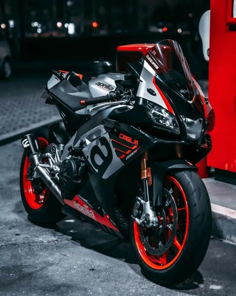 Aprilia Motorcycles, Aprilia Rsv4, Mean Machine, Paint Schemes, Future Car, Racing Bikes, Sport Bikes, Beautiful Cars, Ducati