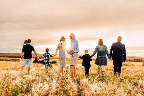 Golden hour extended family photo session on the farm! Natural Sunflare. Colorado family photographer. Examples of poses for large family. Laura Smith Photography. Large Family Pictures, Large Family Photography, Extended Family Pictures, Large Family Poses, Extended Family Photography, Big Family Photos, Extended Family Photos, Large Family Photos, Family Photoshoot Poses