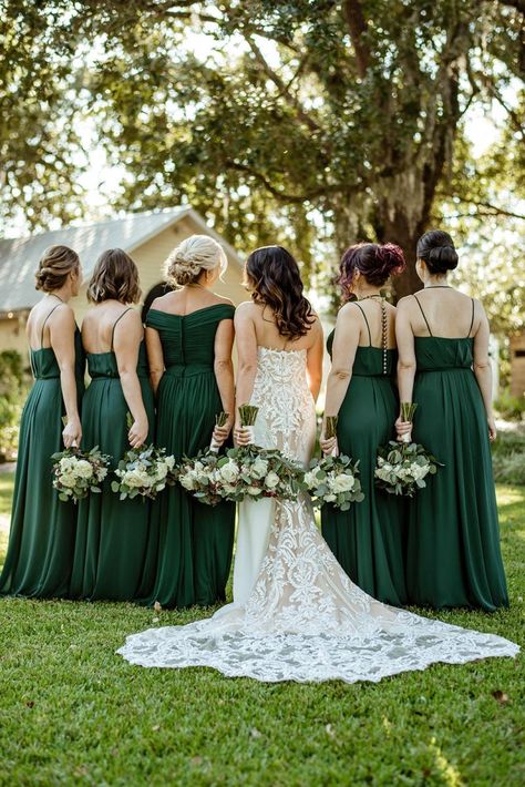 Emerald Green Bridesmaid Flowers, Emerald Green Backyard Wedding, Emerald And Gold Bridesmaid Dresses, Emerald Wedding Scheme, Emerald Bridesmaids Dresses, Wedding Green Gold White, Gold And Green Bridesmaid Dresses, Emerald Beach Wedding, Gold Green Wedding Theme