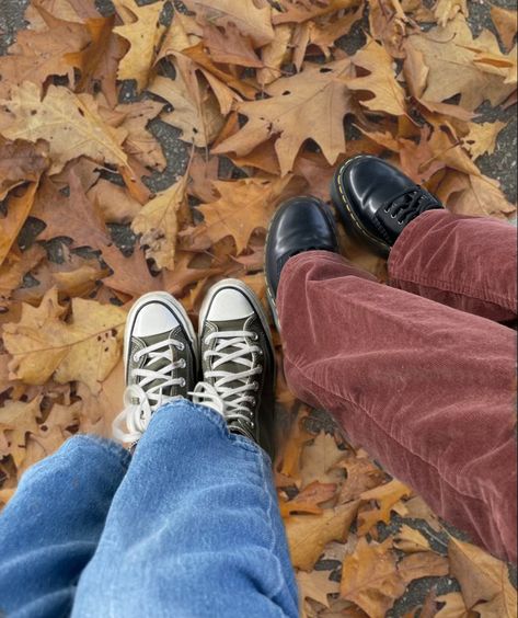 Gilmore Girls Aesthetic, Aesthetic Converse, Autumn Fall Aesthetic, I Love Autumn, Downtown Girl Aesthetic, Autumn Shoes, Autumn Girl, Shoes Aesthetic, Fall Mood Board