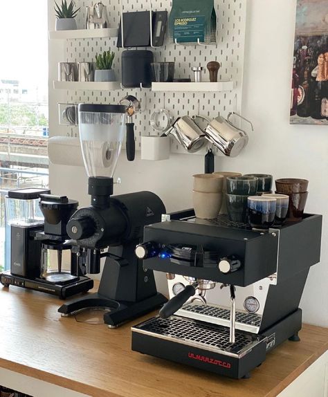 Ｍ A H L K Ö N I G on Instagram: “That all black setup 😎 #mahlkonig #ek43s #black 📷 @stranger.than.kindness” Black Setup, Coffee Setup, Home Coffee Bar, Cafe Latte, Iced Latte, Coffee Is Life, Coffee Branding, Coffee Accessories, Quality Coffee