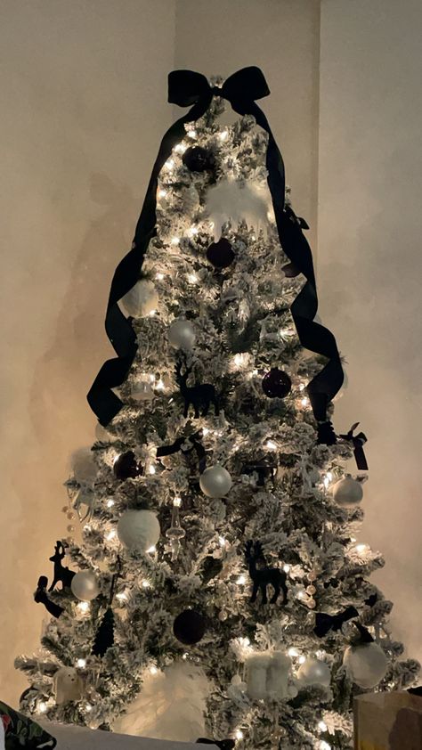 Christmas Tree Themes Ideas, Black Christmas Tree Ideas, Black Christmas Tree Decorations, Christmas Tree Black, Black Christmas Decorations, Black Christmas Tree, Christmas Hand Painted, Christmas Tree Inspo, Themes Ideas