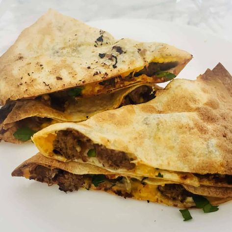 This air fryer quesadilla with hamburger patty and cheese in a homemade cream sauce can be prepared in 30 minutes or less for a delicious lunch or dinner. Hamburger Quesadilla, Air Fryer Quesadilla, Easy Dinner Dishes, Hamburger Patty, Keto Burger, Fried Tortillas, Whole Wheat Tortillas, Delicious Lunch, Hamburger Meat