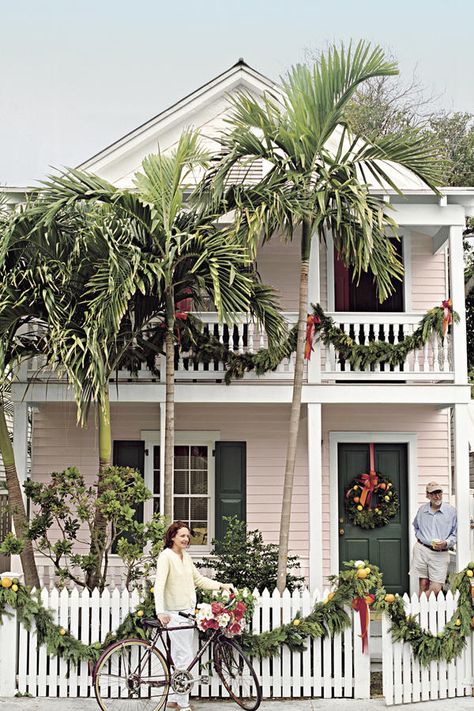 Coastal Charm - These Porches Got a Merry Makeover for the Holidays - Southernliving. A garland adorned with citrus fruit is right at home in this tropical setting. Key West Christmas, Tropical Christmas Decorations, Christmas Wreaths For Windows, Christmas Window Decoration, Outdoor Holiday Decorations, Home Exteriors, Southern Christmas, Florida Christmas, Coastal Christmas Decor