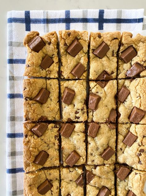 Kit Kat Recipes, Kit Kat Cookies, Kit Kat Bar, Chocolate Chip Cookie Bar Recipe, Buttery Cookie, Picky Palate, The Perfect Cookie, Kit Kat Bars, Cookie Bar