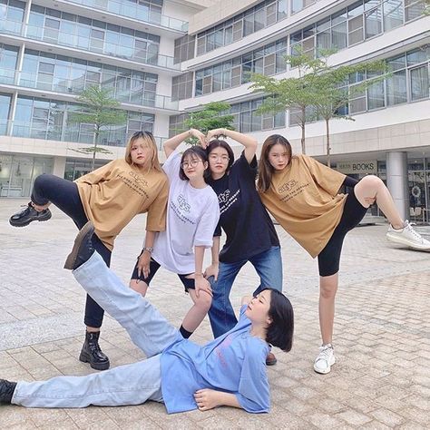 Poses For Groups Of Five, Group Of 5 Picture Poses, Pose Ideas For 5 Friends, 5 Friends Photoshoot, 5 Friends Pictures, 5 People Poses, Group Photo Poses, Group Picture Poses, Group Photography Poses