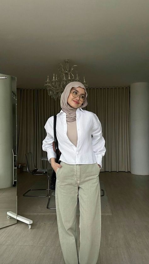 Outfit Kemeja Putih, Casual Minimalist Outfit, Outfit Ngampus, Tutorial Hijab Pashmina, Hijab Fashion Summer, Simple Style Outfits, Street Hijab Fashion, Girls Dress Outfits, Muslim Outfits Casual