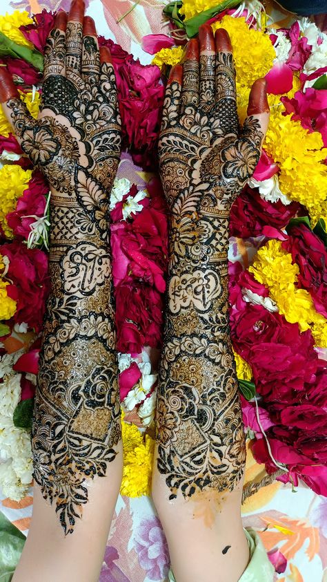 Muslim bride Mehendi design Muslim Bride Mehendi Design, Muslim Bridal Mehndi Designs, Bride Mehendi Design, Mehandi Bride, Bride Mehendi, Engagement Hand, Simple Mehendi, Full Mehndi, Simple Mehendi Designs