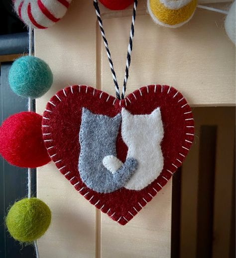 Once upon a time there were two sweet kitties in love. Perfect for the cat lover in your life.  This is a wool felt heart ornament of 2 cats with their tails wrapped around each other.   You can choose any 2 solid colors of cats you would like on your ornament. Sorry this does not include adding stripes or spots. I have 70 different colors of wool felt so the color options are numerous.  If I don't have the color options you want, I will contact you before I make your ornament or magnet. Ornament measures 3 3/4" wide. This can be made into a magnet instead of an ornament if you want. Made with quality wool felt and wool thread. Wool felt is thicker, stronger and the colors more vibrant than regular felt. Wool thread looks great with the wool felt as it blends in wonderfully. Handmade ornam Felt Gift Ideas, Christmas Felt Ornaments Patterns Free, Spring Felt Crafts, Felt Ornaments Christmas, Felt Accessories, Cat Felt, Cat Ornaments Diy, Diy Felt Ornaments, Christmas Felt Crafts