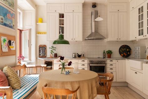 my scandinavian home: A Warm, Bright and Cosy Swedish Home Cosy Kitchen Ideas, Whitewashed Floorboards, Upstairs Kitchen, Swedish Homes, Norwegian House, Swedish Home, Classic Cabinets, Stockholm Apartment, My Scandinavian Home