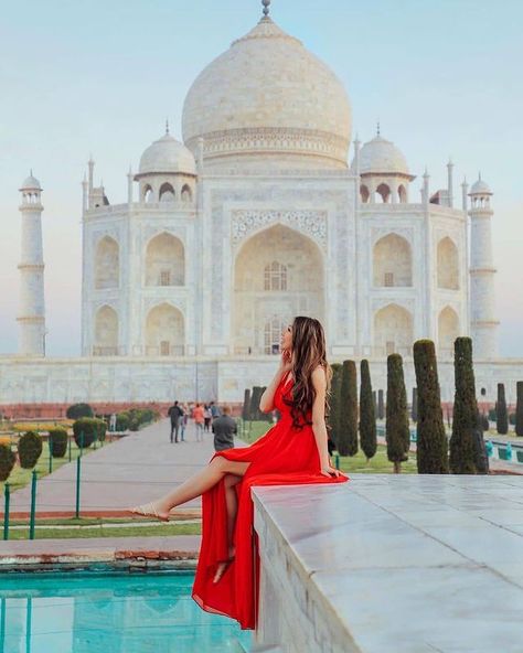 WOMANTRAVEL ♡ ONLINE MAGAZINE on Instagram: “Happiest in the City of Love ♡ 📍Taj Mahal, Agra Our featured girl @helloomelissa ❤” Taj Mahal Photoshoot, Taj Mahal Photography, Tac Mahal, Travel India Beautiful Places, Delhi Travel, Sisters Photoshoot Poses, Travel Pose, India Trip, Travel Picture Ideas