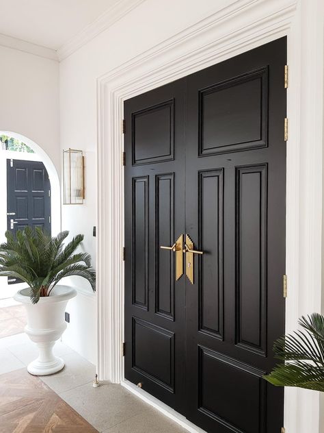 Black Main Door Entrance, Classic Doors Entrance, Luxury Front Door Entrance, Pintu Ganda, Exterior Door Styles, French Front Doors, Double Door Entryway, House Main Door, Front Door Interior