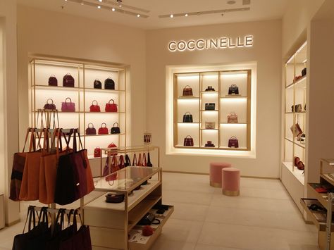 Coccinelle revamps Milan Malpensa store; opens boutique at Naples Airport - https://www.dutyfreeinformation.com/coccinelle-revamps-milan-malpensa-store-opens-boutique-naples-airport/ Bags Boutique Interior, Bag Store Interior Design, Bag Boutique Interior, Bags Store Design, Bag Shop Interior, Bag Store Design, Bag Shop Interior Design Retail Stores, Fashion Outlet Interior Store Design, Luxury Store Interior