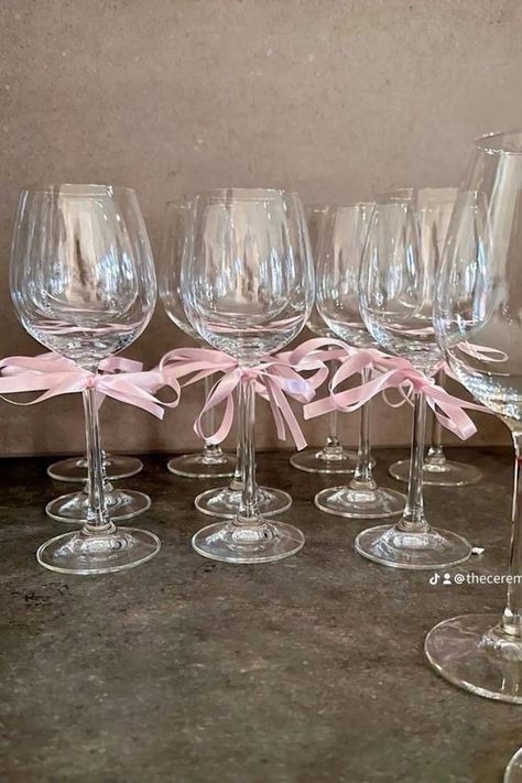 party, celebration, decoration for girl parties, wine glasses with bows makes it look so coquette, so cute, so girly, try it out for your next birthday party or friends night 17. Geburtstag, Sweet Sixteen Birthday Party Ideas, 21st Bday Ideas, Sweet 17, Idee Babyshower, Birthday Dinner Party, Cute Birthday Ideas, Pink Birthday Party, Sweet Sixteen Birthday