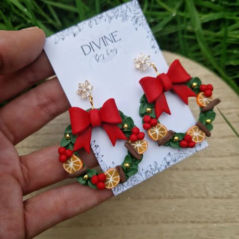 This year's Christmas wreath earrings are something else 😍 4 designs too choose from, I know I've not made it easy for you all to pick. 🤣 8pm Tonight these beauties head to my shop. Mistletoe Clay Earrings, Holiday Clay Earrings, Christmas Earings, Christmas Wreath Earrings, Jumping Clay, Wreath Earrings, Christmas Cake Pops, Polymer Clay Flower Jewelry, Winter Earrings