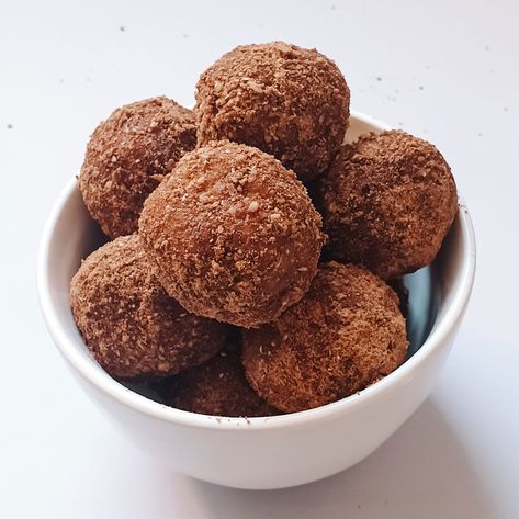 Vegan milo bliss balls Cake Batter Protein, Organic Coconut Sugar, Plant Based Snacks, Bliss Balls, Vegan Alternatives, Real Ingredients, Nice Cream, Balls Recipe, Seasonal Food