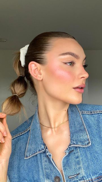 autym on Instagram: "grwm springy pink blush 💕 summoning warmer weather with this look cause it’s cold af outside 🥲 <<PRODUCTS USED>> @lauramercier pure canvas illuminating primer @drunkelephant d bronzi drops @lauramercier oil free tinted moisturizer @no7usa lift & luminate concealer @benefitcosmetics 24hr brow setter @nyxcosmetics lift & snatch brow pen @patricktabeauty crème contour and blush (the star of the look 😍) @makeupforever artist color pencil in endless cacao (eyes + lips) @no Blush Pink Makeup Looks, Baby Pink Blush Makeup, Heavy Blush Makeup Looks, Pink Blush Makeup, Contour And Blush, Sunset Blush, Makeup Wardrobe, Peachy Lip, Blush Trend