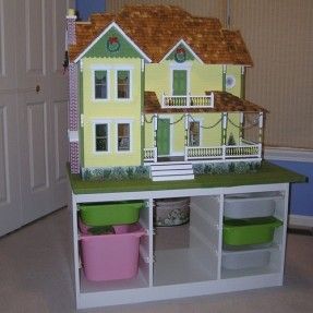 A piece of Ikea storage furniture for a child's room is used as a dolls house stand with storage. Dollhouse Stand, Play Table With Storage, Childrens Play Table, Ikea Storage Furniture, Grand Mansion, Dollhouse Table, Kids Play Table, Lego Table, Ikea Storage