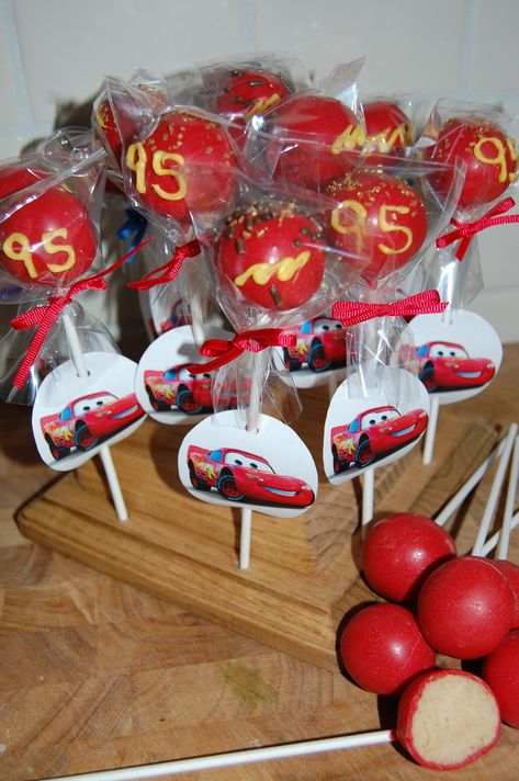 Lightning McQueen Vanilla Cake Pops Cake Mcqueen, Pixar Cars Cake, Cars Cake Ideas, Cars Cake Pops, Lightning Mcqueen Party, Pixar Cars Birthday, Lightning Mcqueen Cake, Mcqueen Birthday, Cars Theme Cake