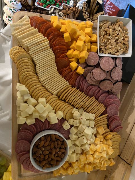 Cheese Meat Tray Ideas, Salami Tray Ideas, Cracker Cheese Board, Meat And Cheese Tray Ideas Parties, Cheese And Cracker Charcuterie Board Ideas, Cheese Crackers Charcuterie Board, Cheese And Cracker Charcuterie Board Easy, Cheese And Salami Board, Easy Cheese Tray