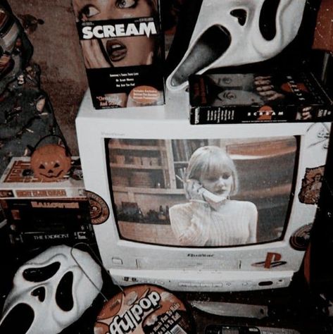 ITS OFFICIALLY RUB HER BOOTY & WATCH SCARY MOVIES SEASON🥴😫🍂🧡🤎🍁 Spooky Pfp Aesthetic, Hoot Movie, Fall Aesthic, Elijah Core, Ash Aesthetic, Vhs Art, 90s Horror Movies, Scream Movies, Ethan Landry