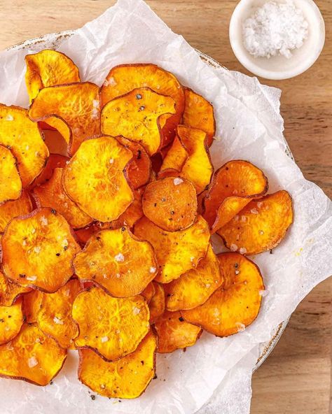 Cleanfoodcrush - Crispy Crunchy Air-Fryer Sweet Potato... Sweet Potato Chips Air Fryer, Cfc Recipes, Cleanfoodcrush Recipes, Crispy Sweet Potato Chips, Chips Potato, Clean Eating Kids, Alpha Gal, Sweet Potato Nachos, Clean Foods