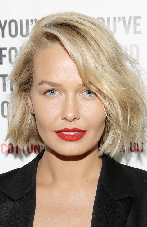 Red Bob Hair, Lara Bingle, Angled Bob Haircuts, Short Hair Waves, Wavy Bob Hairstyles, Blonde Bobs, Trending Hairstyles, Red Lipstick, Long Bob