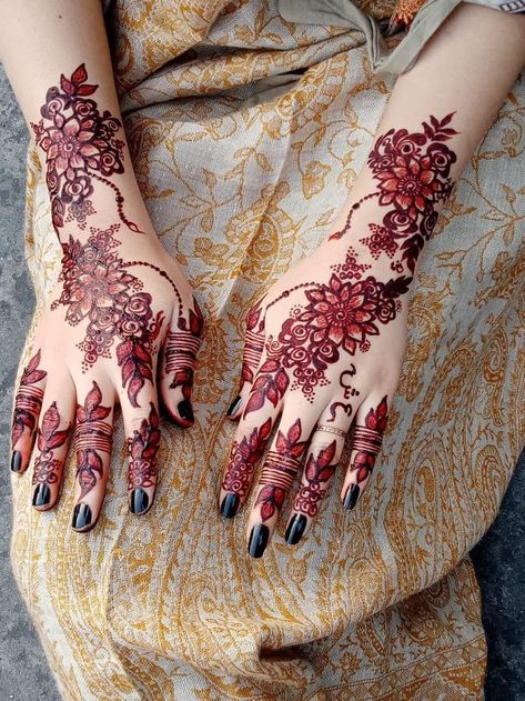 Elbow Tattoo Ideas, Red Henna, Elbow Tattoo, Bridal Mehandi, Henna Wedding, Henna Tattoo Hand, Matha Patti, Henna Art Designs, Beautiful Henna