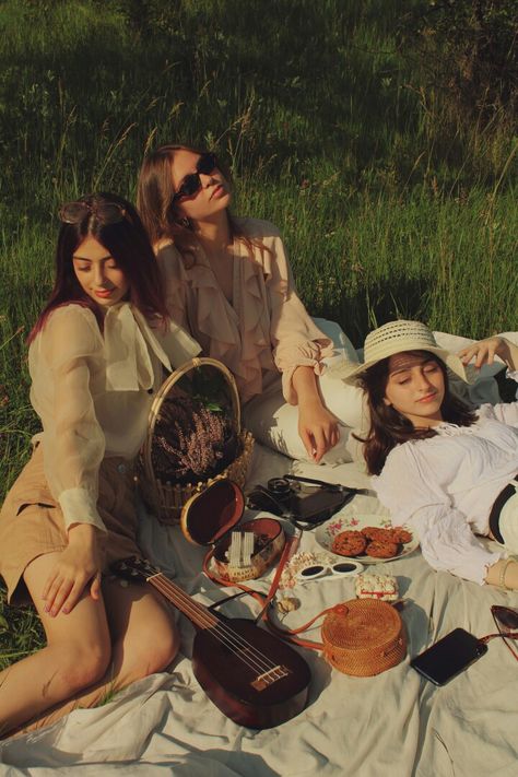 Picnic Photo Shoot, Picnic Pictures, Picnic Photography, Veuve Cliquot, Debut Photoshoot, Sisters Photoshoot Poses, Picnic Theme, Vintage Friends, Friendship Photoshoot