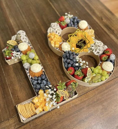 Fruit Tray Designs, Party Food Trays, Breakfast Brunch Party, Birthday Snacks, Birthday Party Snacks, Party Spread, Charcuterie Inspiration, Charcuterie Platter, Snack Board