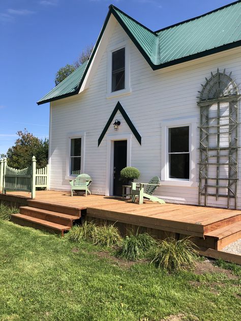 Small Country House, Green Roof House, Small Country Homes, House Colour, House Green, Ranch Remodel, Maine Cottage, Roof House, Farm Buildings