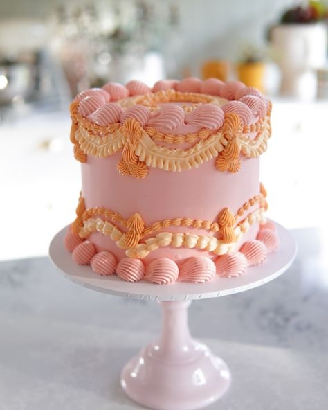 Old School Cake Design, Vintage Cake Ideas, Ruffle Birthday Cake, Frilly Cake, Tea Party Birthday Cake, 30th Cake, Lambeth Cake, Birthday 16, Retro Cake