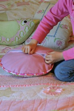 Pajama Bag Pattern Free, Pajama Pillow, Pajama Bag, Pillow Tutorial, Crochet Pillows, Bag Pattern Free, Sewing Projects For Kids, Small Sewing Projects, Kids Pajamas