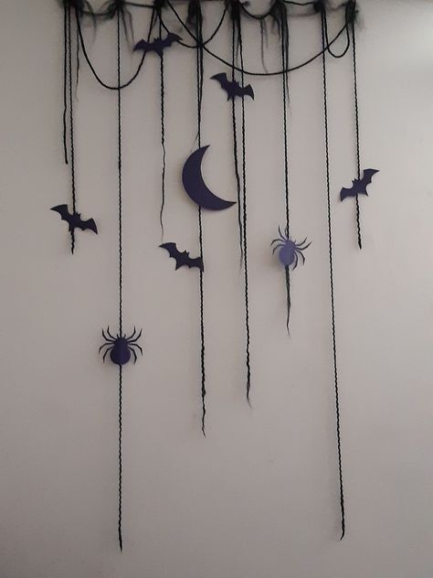 Dale un espíritu de Halloween  con aún adorno fácil y rápido Horror Room Decor Ideas, Halloween Bedroom Decor Diy, Ideas Para Halloween Decoration, Diy Halloween Wall Decor, Haloween Decoracion Diy, Horror Room Decor, Horror Room, Halloween Bedroom Decor, Halloween Bar