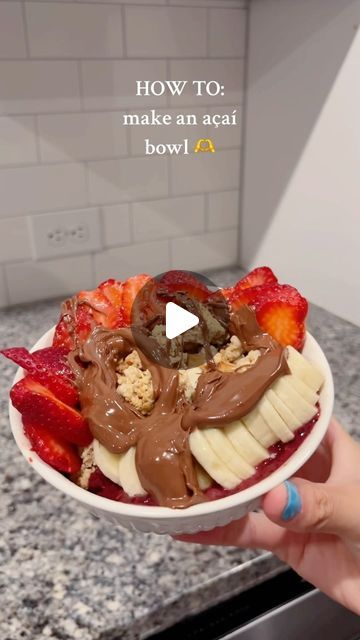 Lyla! 🫶 on Instagram: "definitely not the cutest, but sooo yummy!!!! 🤗🙌 #acaibowl #homeadeacaibowl #tutorial #food #howto #preppy #preppystyle #summer #summersnacks #thelylajean #preppyblogger #foodie #recipe #morningmotivation #acaibowls #acaibowlrecipe" Preppy Breakfast, Acai Bowls Recipe, Healthy Lifestyle Food, Summer Snacks, Healthy Eating Recipes, Healthy Snacks Recipes, Healthy Smoothies, Healthy Desserts, Acai Bowl