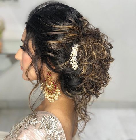 Party Bun Hairstyles, Loose Bun Hairstyles, Hair Style On Saree, Saree Hairstyles, Wedding Bun Hairstyles, Bridal Hairdo, Short Hair Bun, Bridal Hair Buns, Indian Wedding Hairstyles