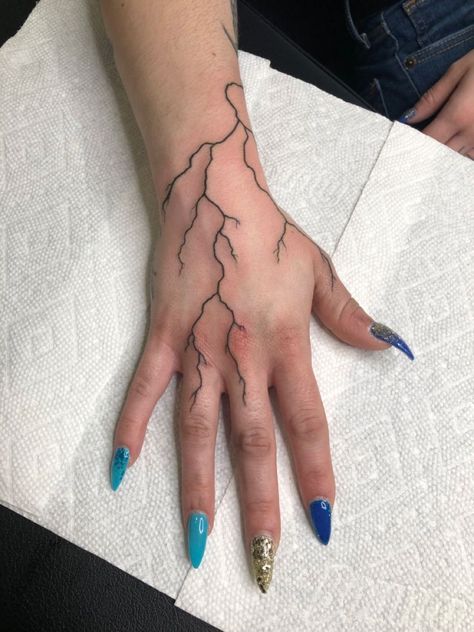 Lightning Hand Tattoo, Tattoos Lightning, Hand Impression, Blitz Tattoo, Tattoo Main, Many Tattoos, Hand Tattoo Ideas, Lightning Bolt Tattoo, Kpop Tattoos