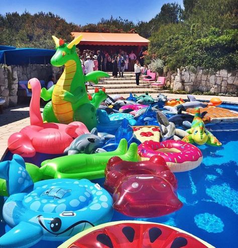 Pool float heaven. Floaters Pool, Summer Pool Floats, Cool Pool Floats, Taman Air, Pool Floaties, Swimming Pool Floats, Inflatable Pool Floats, Pool Stuff, Summer Pool Party