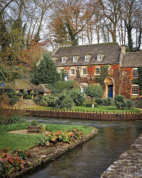 Country Living Uk, British Cottage, England Aesthetic, Cotswolds England, English Village, Dream Cottage, The Cotswolds, English Countryside, Cottage Homes