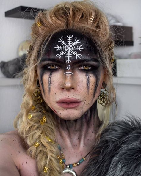 Viking Makeup, Viking Warrior Woman, Fantasy Make-up, Halloween Make-up Looks, Viking Cosplay, Ombre Dark, Viking Braids, Viking Costume, Viking Hair