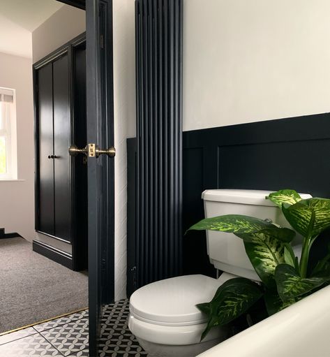 small bathroom design with Farrow and Ball Off-black panelling. Black and white patterned floor tiles Cloakroom Toilet, Small Bathroom Inspiration, Dark Bathroom, Bathroom Paneling, Modern Luxury Bathroom, Dark Bathrooms, Downstairs Loo, Inspiration Bathroom, Downstairs Toilet