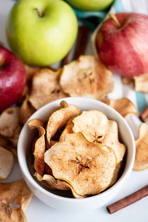 Cinnamon Apple Crisps Apple Snack Recipes, Homemade Apple Chips, Chips In The Air Fryer, Oven Baked Apple, Apple Spice Muffins, Apple Crisps, Baked Cinnamon Apples, Cinnamon Apple Chips, Apple Chips Baked