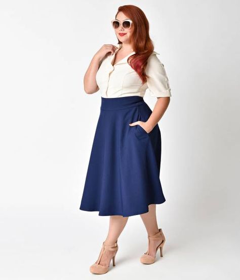 Vivien is dressed for polished grace, gals! A delightful plu Plus Capsule Wardrobe, Practicum Outfit, Retro Business Casual, Plus Size Classy, Summer Business Attire, Plus Size Business Casual, Personal Uniform, Dresses For Apple Shape, Girl Skirts