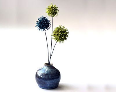 tiny floral arrangement -- Song of a Whippoorwill: Eight Sweet Gum Crafts Sweet Gum Tree Crafts, Ball Flowers, Modern Floral Arrangements, Gum Trees, Ways To Heal, Sweet Gum, Bazaar Ideas, Sesame Seed, Cones Crafts