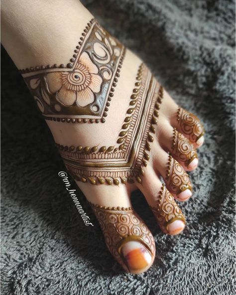 Simple Mehndi Patterns, Foot Mehndi Design, Leg Mehendi Design, Foot Mehndi, Mehndi Designs Simple, Leg Mehndi, Mehndi Designs Bridal Hands, Legs Mehndi Design, Latest Henna Designs