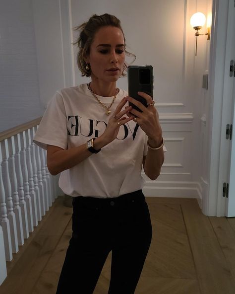 ANINE BING on Instagram: “@vogue” Graphic Tee Style, Real Style, Anine Bing, Minimal Fashion, Style Me, Spring Fashion, Winter Fashion, Fashion Blogger, Fashion Inspo